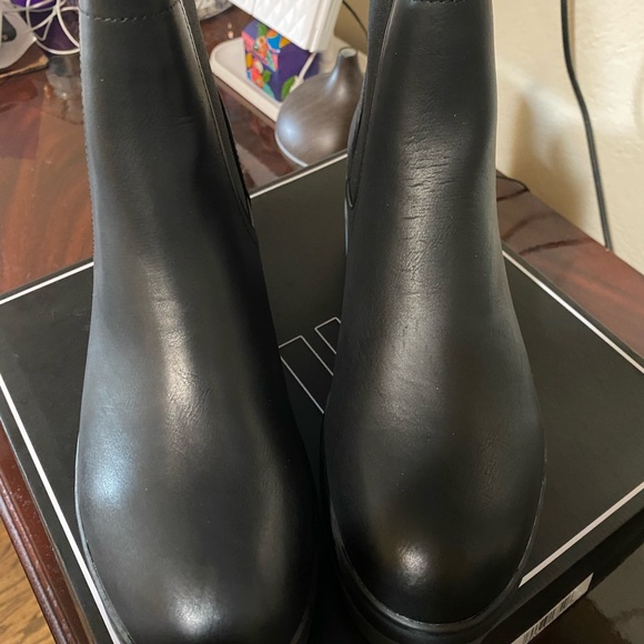 Cute black boots Size 9 - Picture 2 of 4